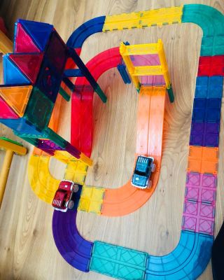 Závodní dráha v kombinaci s magnetickou stavebnicí 😊👍 Vše @picassotiles ❤️ Nespočet různých možností stále nových a nových...